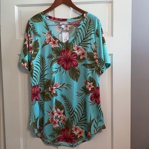 NWT LulaRoe Iris V-neck tee